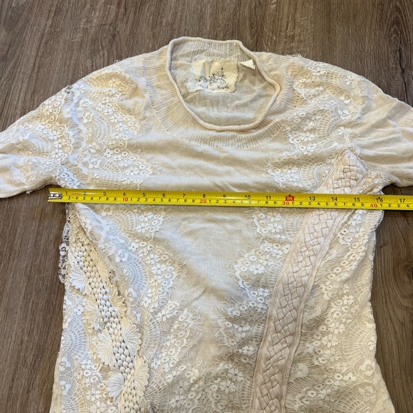 Angle of the North Cream Sweater crochet, braiding and lace appliqués - Picture 6 of 8